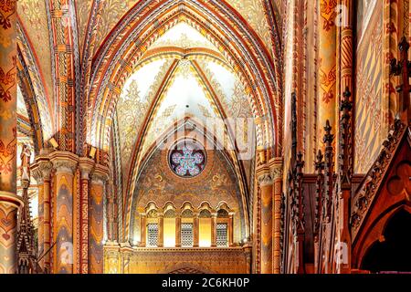 Budapest, Ungarn - 28. Oktober 2019: Das Innere der Kirche Mariä Himmelfahrt der Budaer Burg, besser bekannt als die Matthias-Kirche Stockfoto