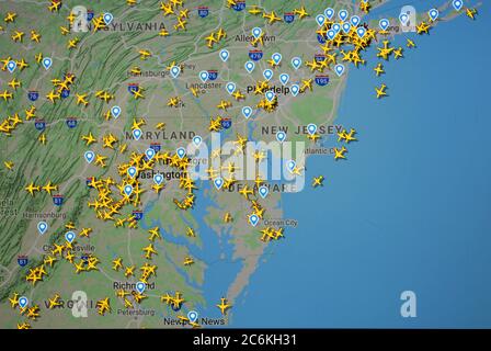 Flugverkehr über Ostküste der USA (10. juli 2020, UTC 19.17) im Internet mit Flightradar 24-Standort, während der Coronavirus-Pandemie-Periode Stockfoto