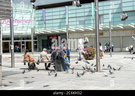 Slough, Berkshire, Großbritannien. Juli 2020. Hungrige Tauben hoffen auf etwas Essen von den Käufern in Slough High Street. Quelle: Maureen McLean/Alamy Stockfoto