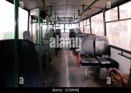 Alte russische Bus- oder Trolleybus-Kabine Innenraum Stockfoto