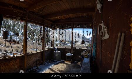 Ein Blick von der Hütte Veranda auf eine verlassene Bergmann's Hütte in der Panamint City Geisterstadt im Death Valley National Park, Kalifornien. Stockfoto