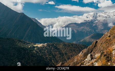 Luftaufnahme zum Kloster Tengboche vom Everest Base Camp (EBC) Trekkingroute und verschneiten Kongde Ri Berg 6187m im Hintergrund. Sagarmatha Nation Stockfoto