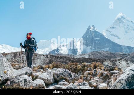Junge Wandererin Backpacker weibliche Bremse in Wanderung Wandern genießen Tal während der Höhenlage Everest Base Camp Route in der Nähe von Dingboche, Nepal. Ama-Dabl Stockfoto