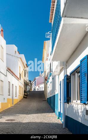 Schmale Straße im Fischerdorf Burgau an der Algarve, Portugal Stockfoto