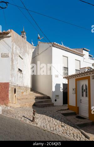 Gebäude im Fischerdorf Burgau an der Algarve, Portugal Stockfoto