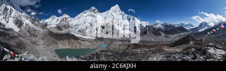 Tagespanorama der Berge: Mount Everest 8848m, Nuptse 7861m, Everest Basislager Pfad und Khumbu Gletscher ab Kala Patthar 564m, Khumbu Tal, Stockfoto