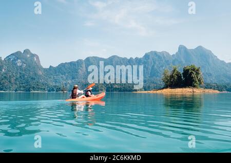 Mutter und Sohn schweben gemeinsam auf dem Cheow Lan See in Thailand auf dem Kajak Stockfoto