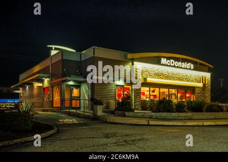 McDonald's Restaurant in Coos Bay, Oregon bei Nacht. Stockfoto