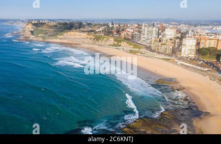 Luftaufnahme des Newcastle Beach, die die Nähe des CBD zum wundervollen Innenstadtstrand zeigt. Stockfoto