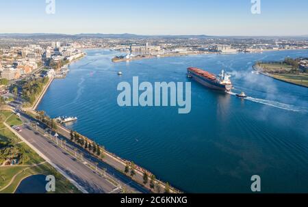 Ein großes Kohleship fährt in Newcastle Harbour ein, um Kohle für den Export zu laden. Newcastle ist einer der größten Exporthäfen für Schwarzkohle der Welt. Stockfoto