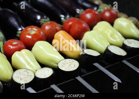 Gemüsegrill auf Spieße Braten auf einem Grill-Brazier. Nahaufnahme Stockfoto