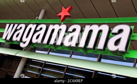 Rushden, Großbritannien. Juli 2020. Wagamama Logo an einem ihrer Zweige. Kredit: Keith Mayhew/SOPA Images/ZUMA Wire/Alamy Live Nachrichten Stockfoto