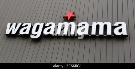 Rushden, Großbritannien. Juli 2020. Wagamama Logo an einem ihrer Zweige. Kredit: Keith Mayhew/SOPA Images/ZUMA Wire/Alamy Live Nachrichten Stockfoto