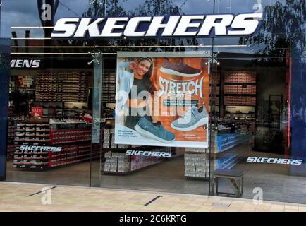 Rushden, Großbritannien. Juli 2020. Skechers Logo an einem ihrer Filialen gesehen. Kredit: Keith Mayhew/SOPA Images/ZUMA Wire/Alamy Live Nachrichten Stockfoto