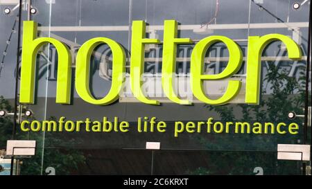 Rushden, Großbritannien. Juli 2020. Heißer Logo an einem ihrer Zweige gesehen. Kredit: Keith Mayhew/SOPA Images/ZUMA Wire/Alamy Live Nachrichten Stockfoto