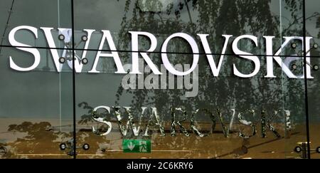 Rushden, Großbritannien. Juli 2020. Swarovski Logo in einer ihrer Filialen. Kredit: Keith Mayhew/SOPA Images/ZUMA Wire/Alamy Live Nachrichten Stockfoto