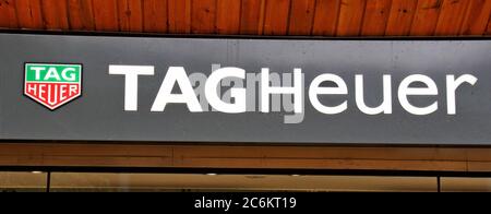 Rushden, Großbritannien. Juli 2020. Tag Heuer Logo an einem ihrer Zweige. Kredit: Keith Mayhew/SOPA Images/ZUMA Wire/Alamy Live Nachrichten Stockfoto