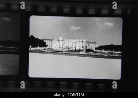 Feine 70er Jahre Vintage-Kontaktdruck Schwarz-Weiß-Fotografie eines geräumigen und luxuriösen königlichen Palastes in Deutschland. Stockfoto