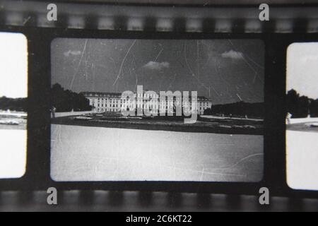 Feine 70er Jahre Vintage-Kontaktdruck Schwarz-Weiß-Fotografie eines geräumigen und luxuriösen königlichen Palastes in Deutschland. Stockfoto