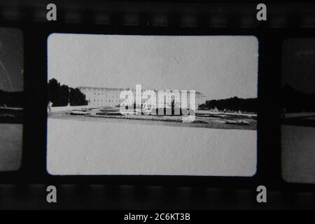 Feine 70er Jahre Vintage-Kontaktdruck Schwarz-Weiß-Fotografie eines geräumigen und luxuriösen königlichen Palastes in Deutschland. Stockfoto