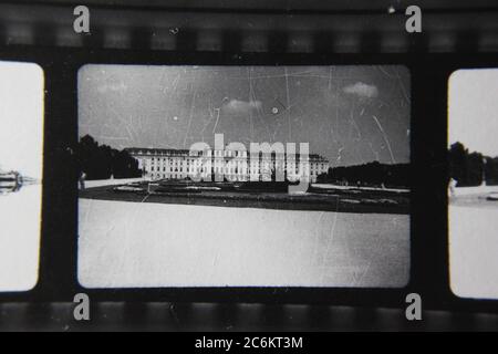 Feine 70er Jahre Vintage-Kontaktdruck Schwarz-Weiß-Fotografie eines geräumigen und luxuriösen königlichen Palastes in Deutschland. Stockfoto