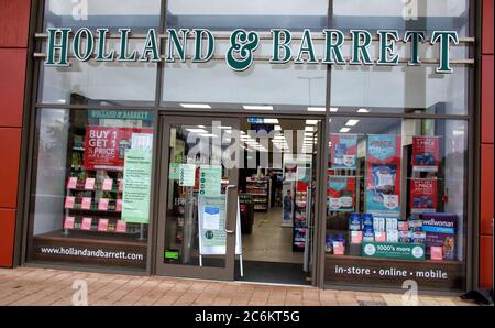 Rushden, Großbritannien. Juli 2020. Holland & Barrett Logo in einer ihrer Filialen. Kredit: Keith Mayhew/SOPA Images/ZUMA Wire/Alamy Live Nachrichten Stockfoto
