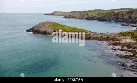 Luftaufnahme der Whitesands Bay und Küste bei St David's, Pembrokeshire, Wales Großbritannien. Carn Llidi in der Ferne Stockfoto