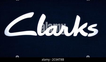 Rushden, Großbritannien. Juli 2020. Clarks Logo an einer ihrer Filialen. Kredit: Keith Mayhew/SOPA Images/ZUMA Wire/Alamy Live Nachrichten Stockfoto