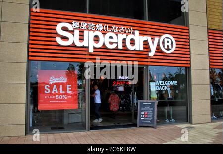 Rushden, Großbritannien. Juli 2020. Superdry Logo an einem ihrer Zweige gesehen. Kredit: Keith Mayhew/SOPA Images/ZUMA Wire/Alamy Live Nachrichten Stockfoto