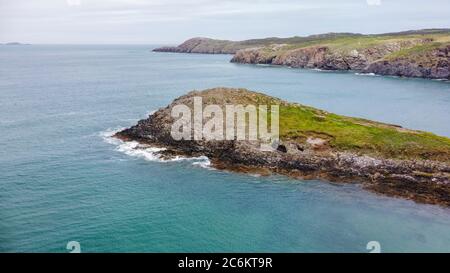 Luftaufnahme der Whitesands Bay und Küste bei St David's, Pembrokeshire, Wales Großbritannien. Carn Llidi in der Ferne Stockfoto