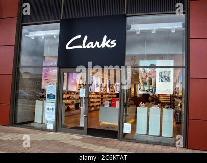 Rushden, Großbritannien. Juli 2020. Clarks Logo an einer ihrer Filialen. Kredit: Keith Mayhew/SOPA Images/ZUMA Wire/Alamy Live Nachrichten Stockfoto