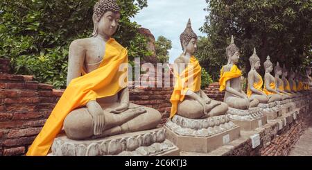 Ayutthaya, Thailand - 29. Juni 2019: Eine Reihe von Buddhas im buddhistischen Tempel Wat Yai Chai Mongkhon (Wat Yai Chaimongkol). Stockfoto