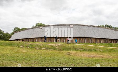 Familie vor dem Königssaal, einem mittelalterlichen Langhaus in Lejre, Dänemark, 9. Juli 2020 Stockfoto