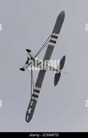 G-BWEZ, ein privat geführtes Piper J3C Cub in US Army Markierungen, die auf der East Fortune Airshow 2013 angezeigt werden. Stockfoto