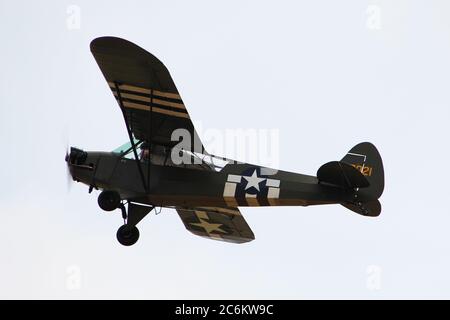 G-BWEZ, ein privat geführtes Piper J3C Cub in US Army Markierungen, die auf der East Fortune Airshow 2013 angezeigt werden. Stockfoto