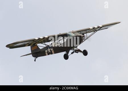 G-BWEZ, ein privat geführtes Piper J3C Cub in US Army Markierungen, die auf der East Fortune Airshow 2013 angezeigt werden. Stockfoto