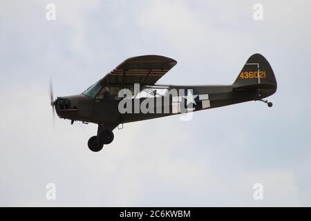 G-BWEZ, ein privat geführtes Piper J3C Cub in US Army Markierungen, die auf der East Fortune Airshow 2013 angezeigt werden. Stockfoto