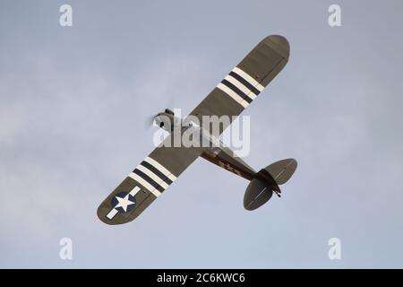 G-BWEZ, ein privat geführtes Piper J3C Cub in US Army Markierungen, die auf der East Fortune Airshow 2013 angezeigt werden. Stockfoto