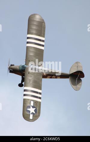 G-BWEZ, ein privat geführtes Piper J3C Cub in US Army Markierungen, die auf der East Fortune Airshow 2013 angezeigt werden. Stockfoto