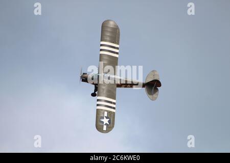 G-BWEZ, ein privat geführtes Piper J3C Cub in US Army Markierungen, die auf der East Fortune Airshow 2013 angezeigt werden. Stockfoto