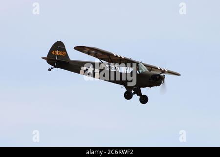 G-BWEZ, ein privat geführtes Piper J3C Cub in US Army Markierungen, die auf der East Fortune Airshow 2013 angezeigt werden. Stockfoto