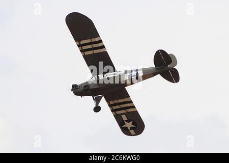 G-BWEZ, ein privat geführtes Piper J3C Cub in US Army Markierungen, die auf der East Fortune Airshow 2013 angezeigt werden. Stockfoto