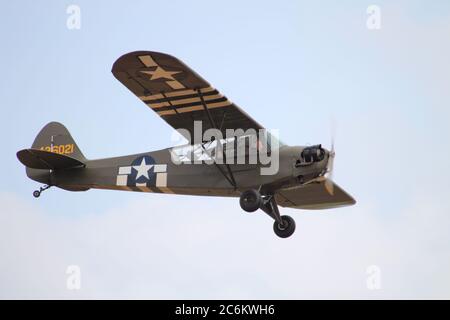 G-BWEZ, ein privat geführtes Piper J3C Cub in US Army Markierungen, die auf der East Fortune Airshow 2013 angezeigt werden. Stockfoto