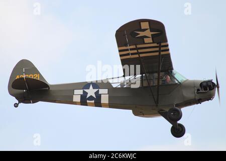 G-BWEZ, ein privat geführtes Piper J3C Cub in US Army Markierungen, die auf der East Fortune Airshow 2013 angezeigt werden. Stockfoto