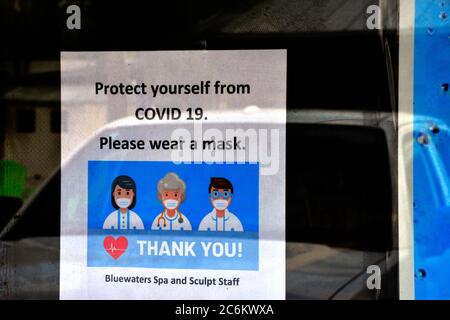 Brevard County. Florida. Juli 10, 2020. Auf einer Sondersitzung des Kreises hat die kommission vor kurzem eine obligatorische Verordnung über die Gesichtsmaske des Kreises aufgrund des Drucks der Bürger abgelehnt. Jedoch haben Städte in der Grafschaft, weltberühmter Cocoa Beach, Palm Shores, Satellite Beach und Indialantic alle Notfallvorsätze verabschiedet, die Gesichtsmasken erfordern, innerhalb der Geschäfte getragen zu werden, wo soziale Distanzierung nicht möglich ist. Andere Unternehmen in der Grafschaft haben es auf sich genommen, Masken in ihren Betrieben getragen werden zu verlangen. Foto: Julian Leek/Alamy Live News Stockfoto