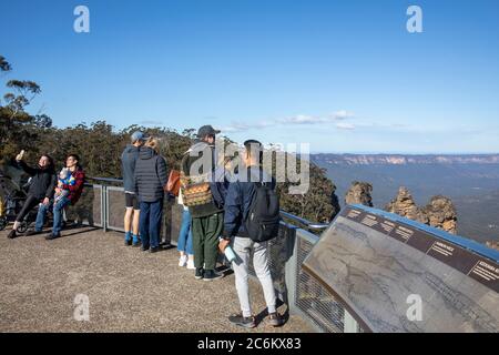 Blue Mountains Nationalpark und Touristen besuchen Echo Point, um die drei Schwestern an einem sonnigen Wintertag zu sehen, Katoomba, Australien Stockfoto