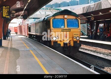 Manchester, Großbritannien - 6. Juli 2020: Ein Güterzug, der von Freightliner durch Manchester Oxford Road Station Bahnsteig 3 fährt. Stockfoto