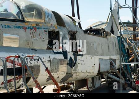 A-7 Corsair II wird restauriert - Palm Springs Air Museum: Palm Springs, CA / USA - 062720 Stockfoto