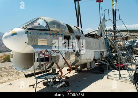 A-7 Corsair II wird restauriert - Palm Springs Air Museum: Palm Springs, CA / USA - 062720 Stockfoto