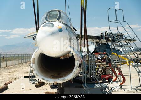 A-7 Corsair II wird restauriert - Palm Springs Air Museum: Palm Springs, CA / USA - 062720 Stockfoto